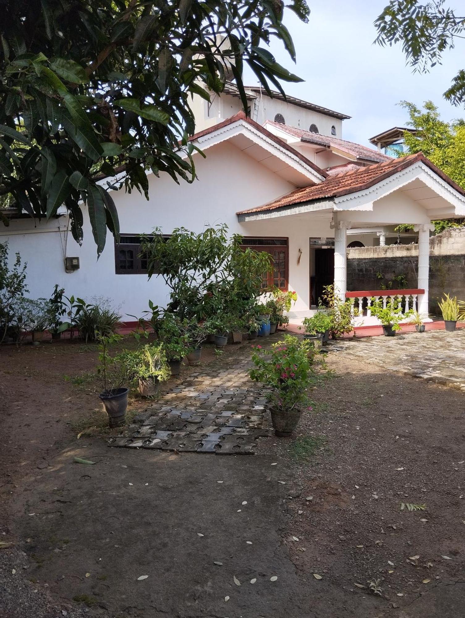 Mirissa White House Hotel Exterior photo