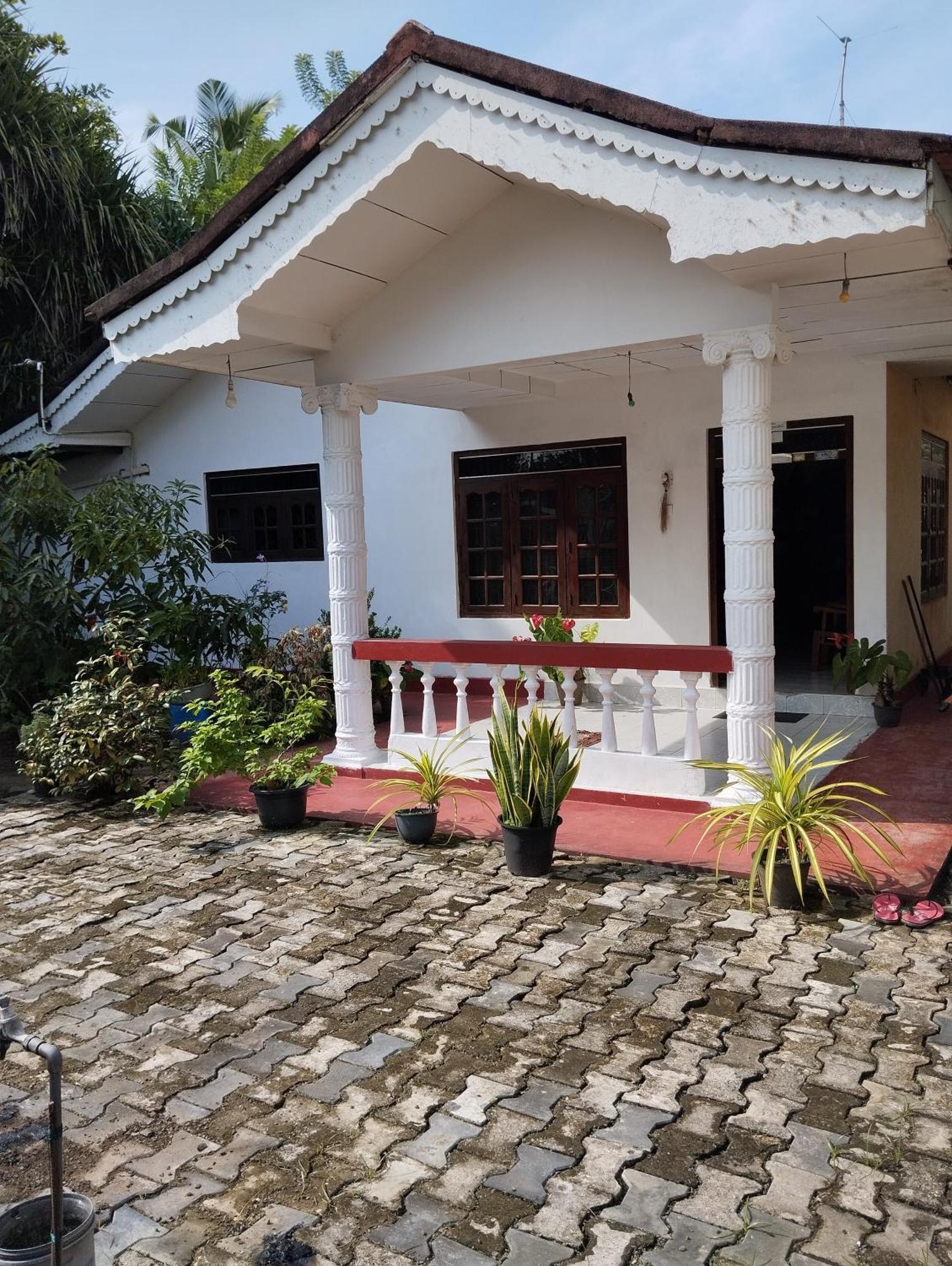 Mirissa White House Hotel Exterior photo