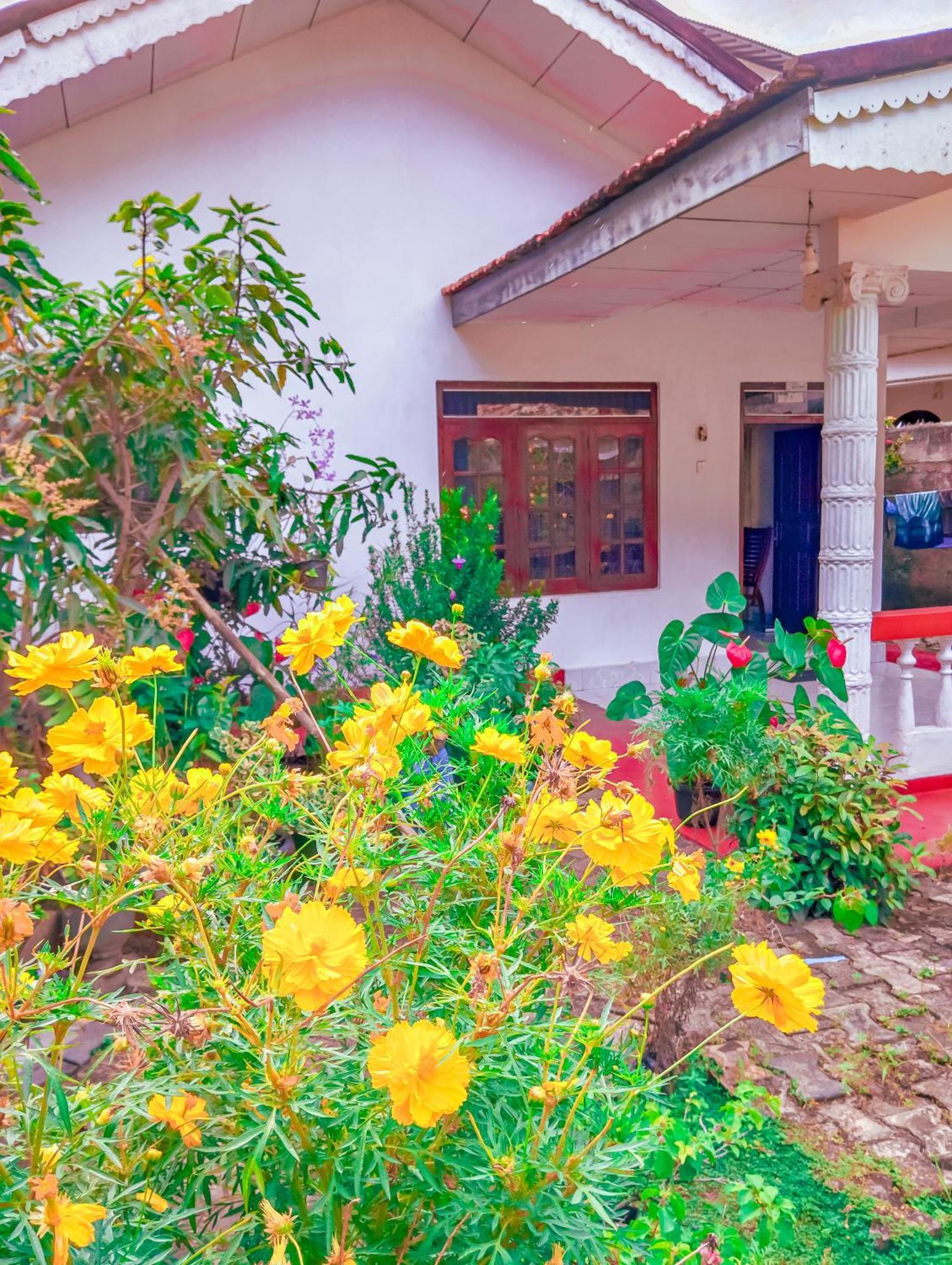 Mirissa White House Hotel Exterior photo