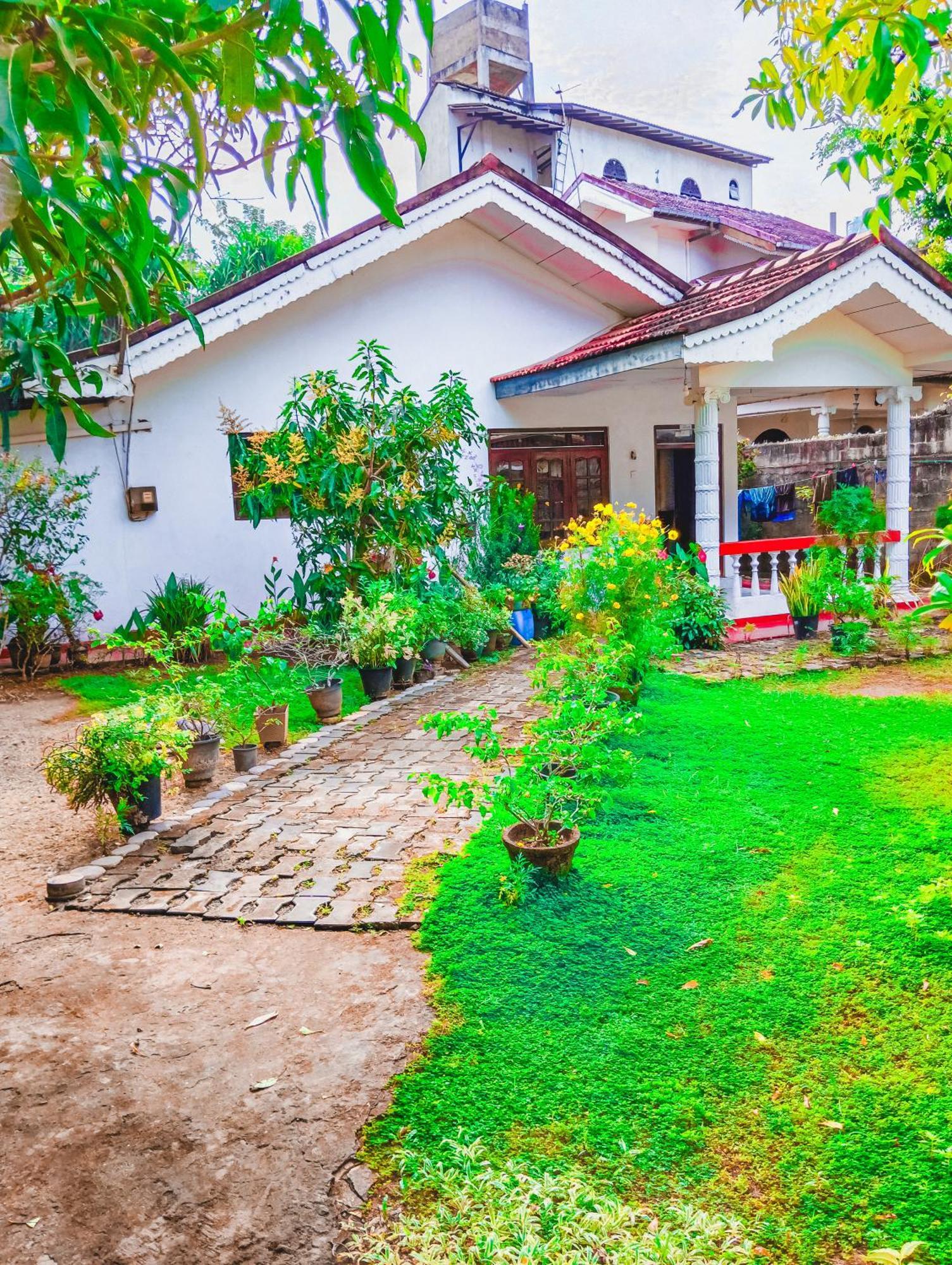 Mirissa White House Hotel Exterior photo