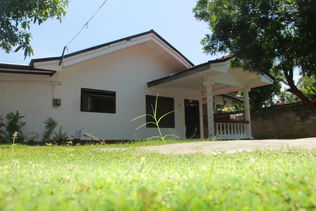 Mirissa White House Hotel Exterior photo