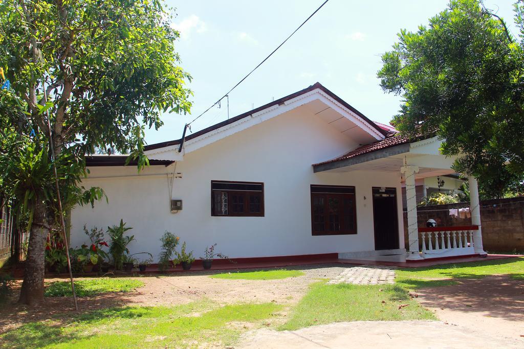 Mirissa White House Hotel Exterior photo