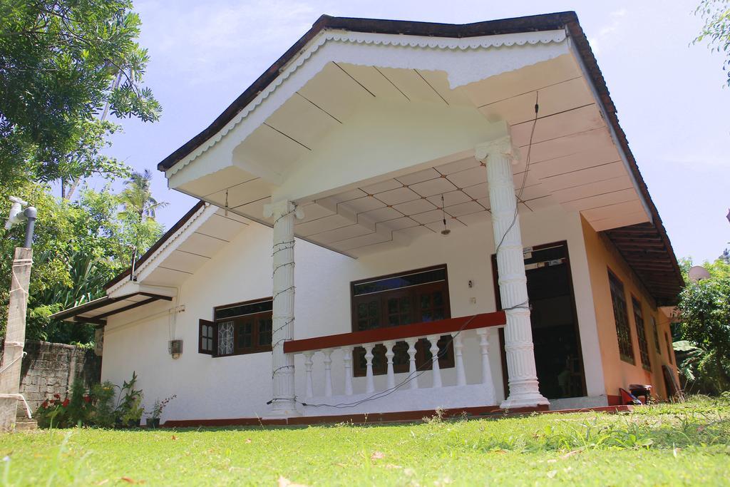 Mirissa White House Hotel Exterior photo